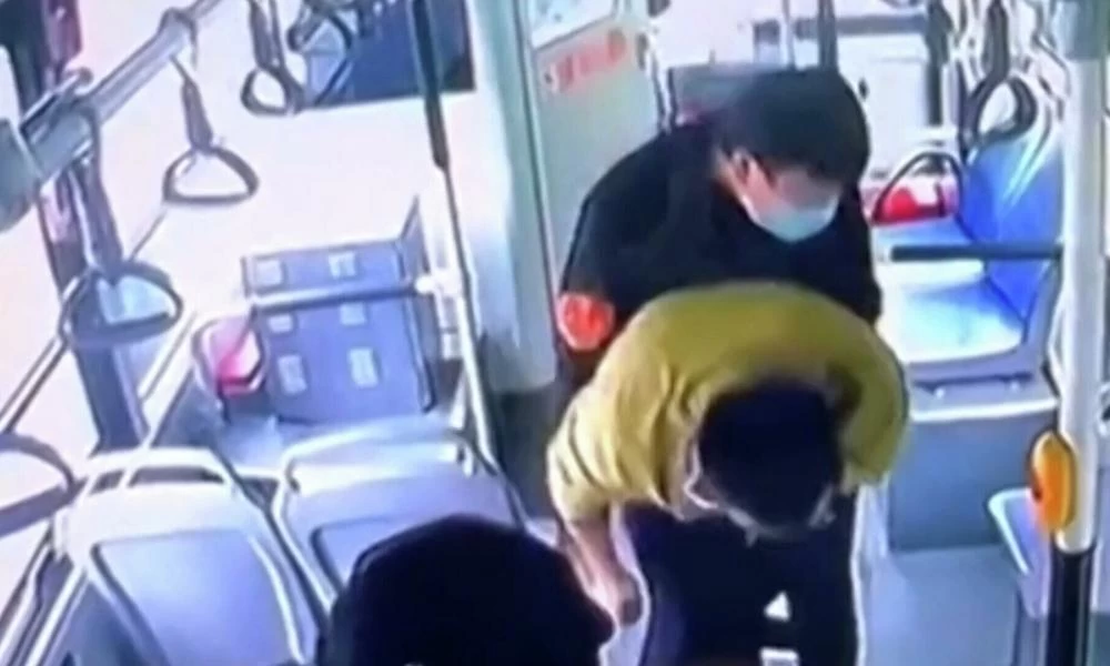Τύχη βουνό!: Οδηγός λεωφορείου σώζει επιβάτη από βέβαιο πνιγμό